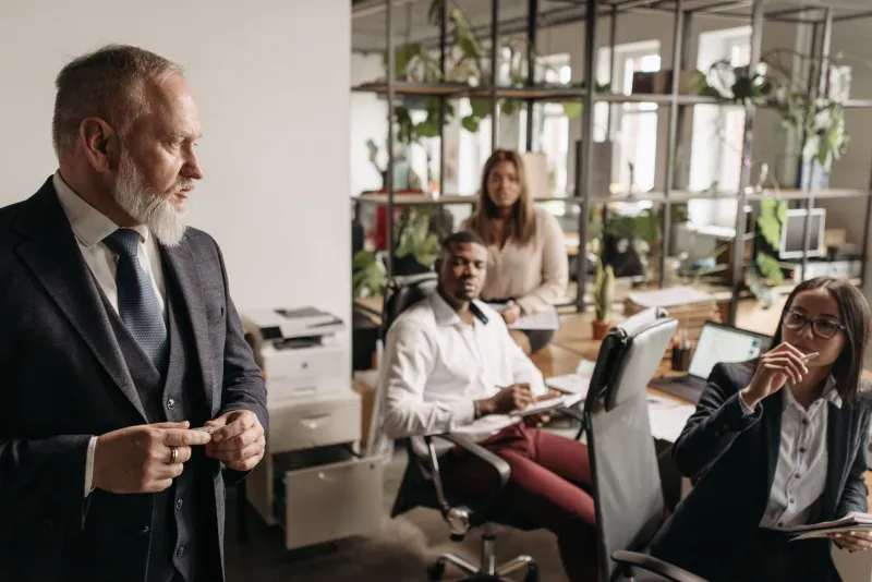 When Experience Becomes a Liability: The Hidden Cost of Leadership Overconfidence in Shifting Markets